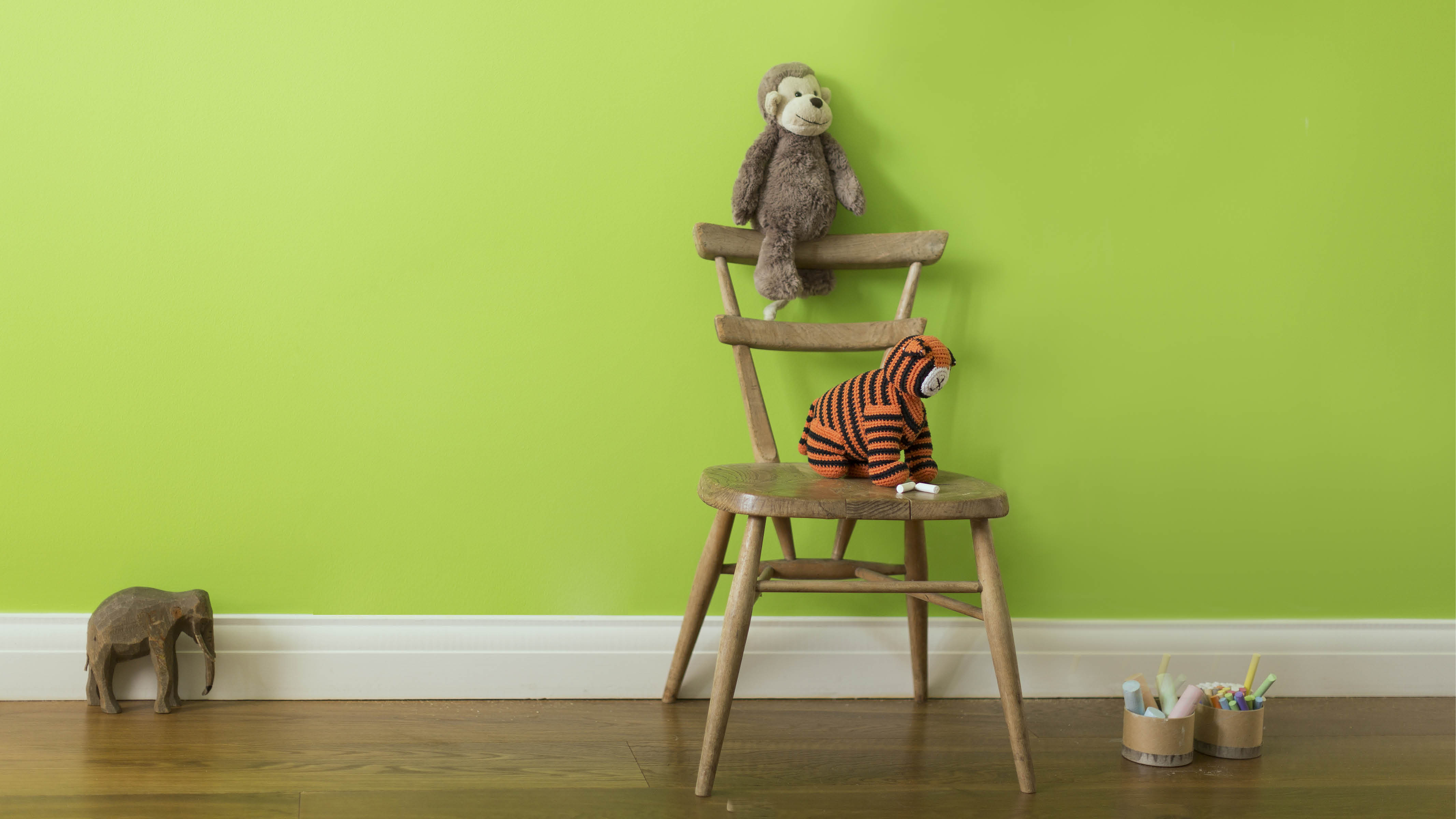 Habitación verde de bebé ¿Por qué no pintar las paredes verdes y los techos azules para reproducir la forma en que los colores aparecen en la naturaleza?