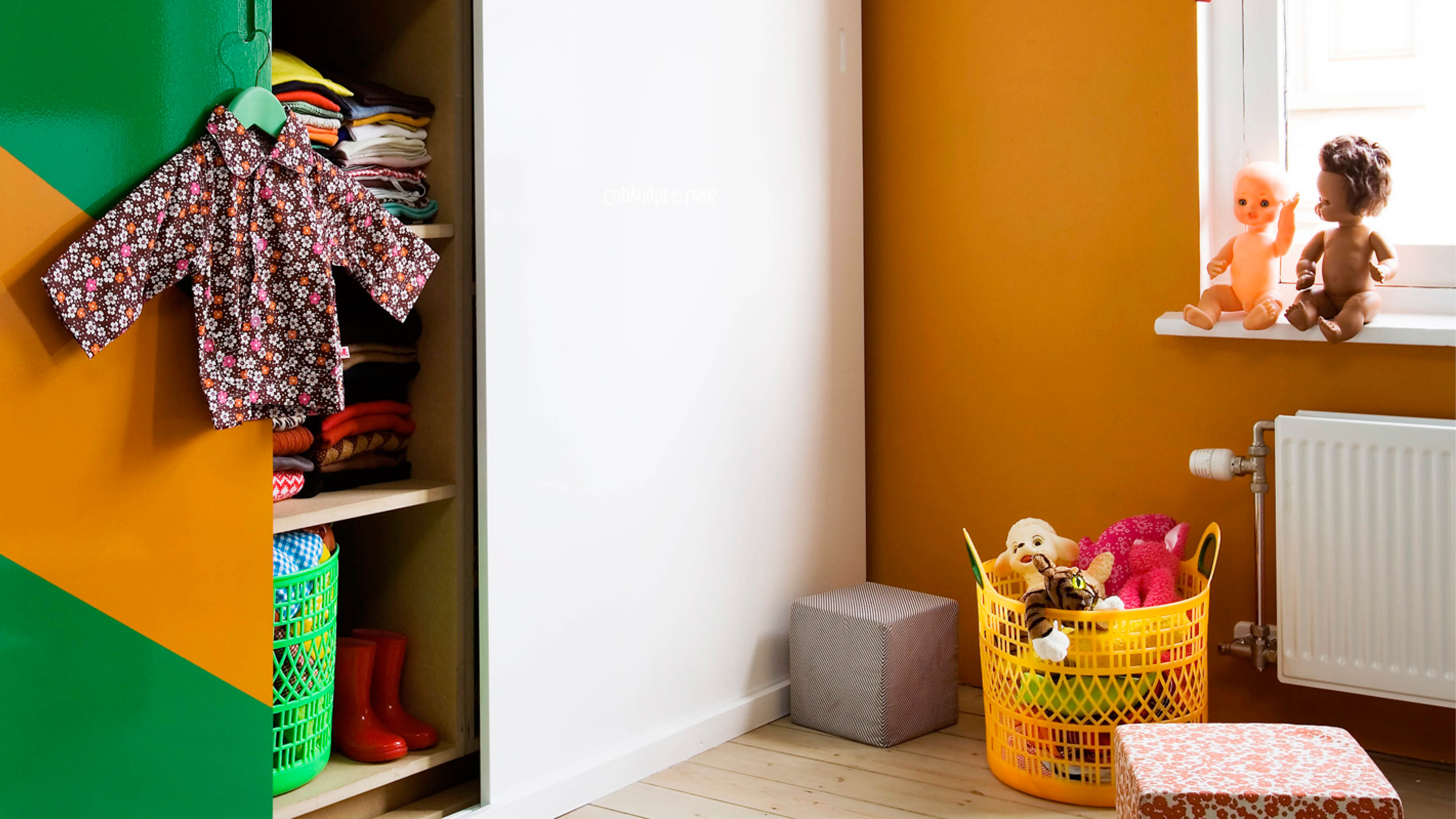 Ideas de almacenamiento para la habitación del bebé Para darle un toque unificado, pintá los estantes y armarios a juego con el color de la esquina acogedora del pequeño. Elegí una pintura lavable y resistente, si es posible, que permita limpiar las manchas inesperadas con poco trabajo.