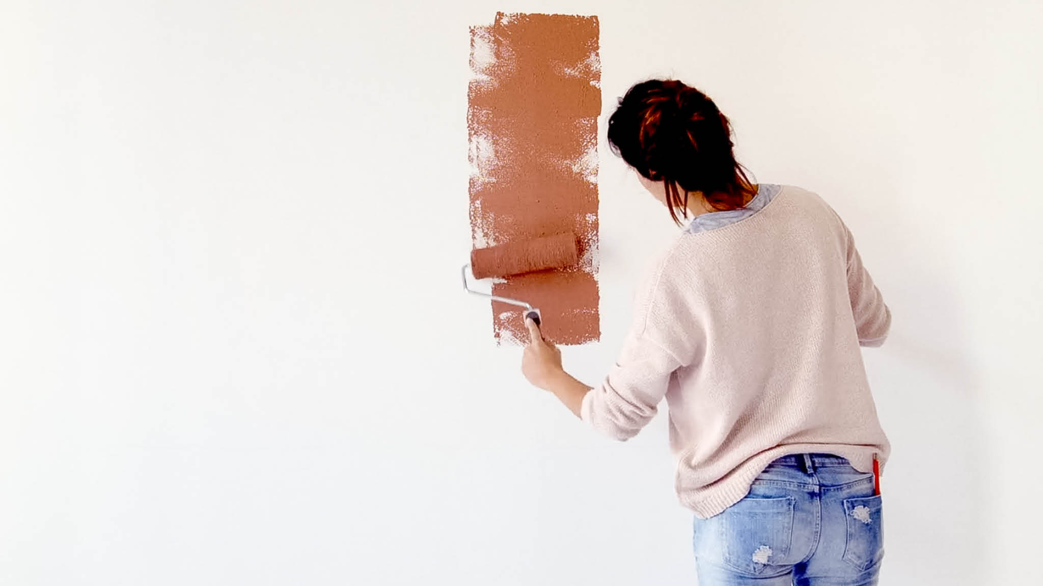 La pintura puede transformar tus paredes Dejá que la primera mano se seque, y si lo necesitás, dale otra. Quizá necesites una tercera mano si buscás un cambio de color radical.