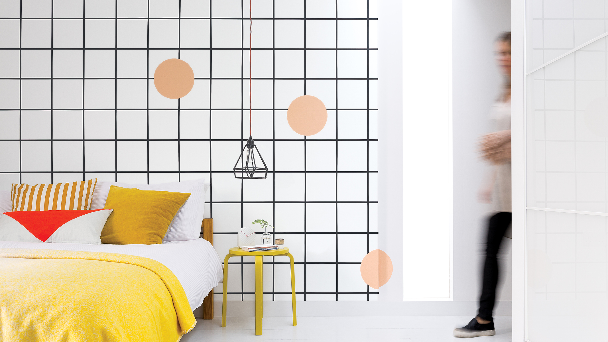 Pintá una cuadrícula en la pared destacada Para decorar de forma contemporánea con un toque arriesgado, la opción más fiable es una cuadrícula monocromática.