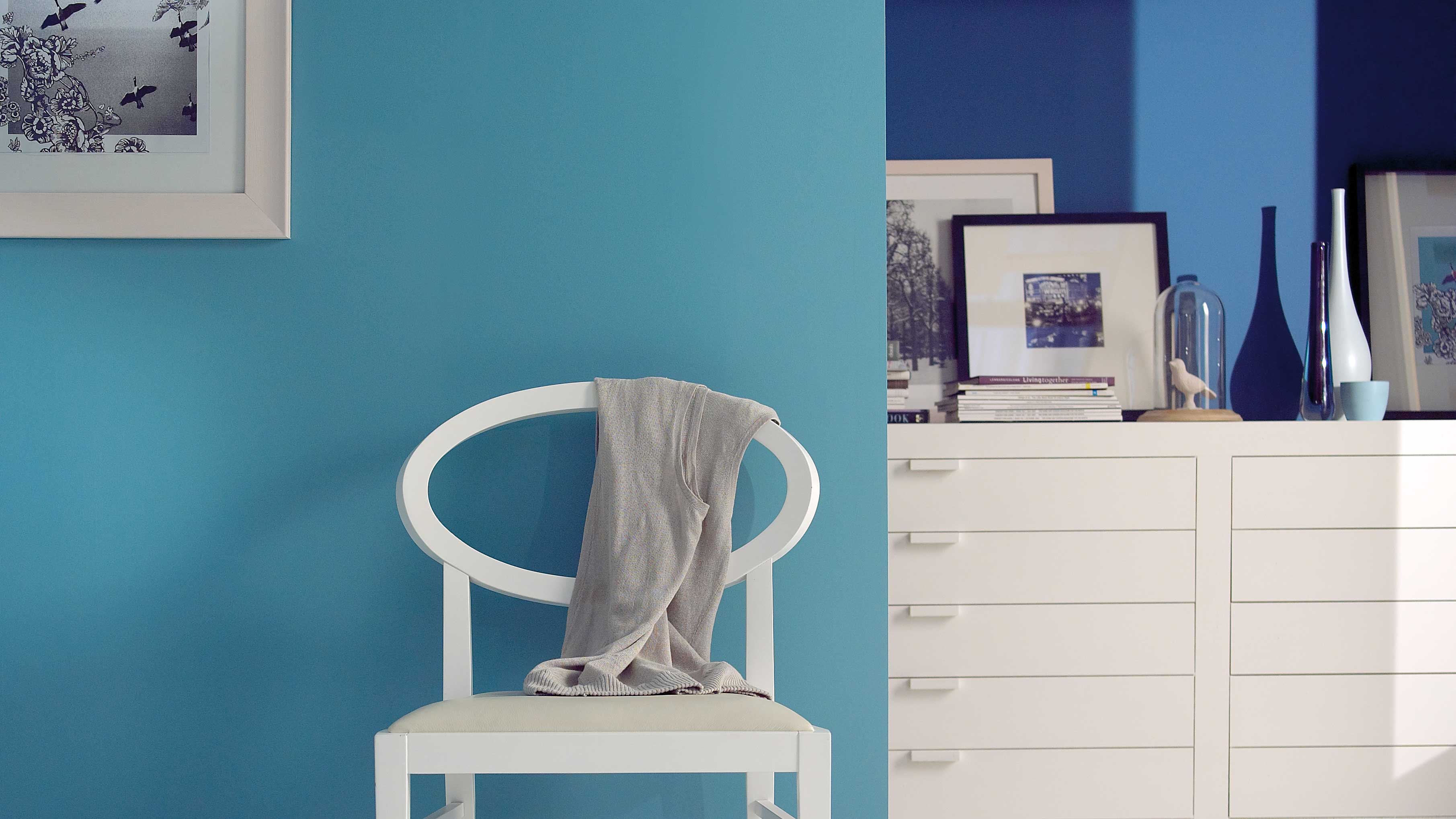 Mejora el look con azules intensos El azul marino es un elegante sustituto del negro: aporta profundidad a tu diseño decorativo sin sobrecargar