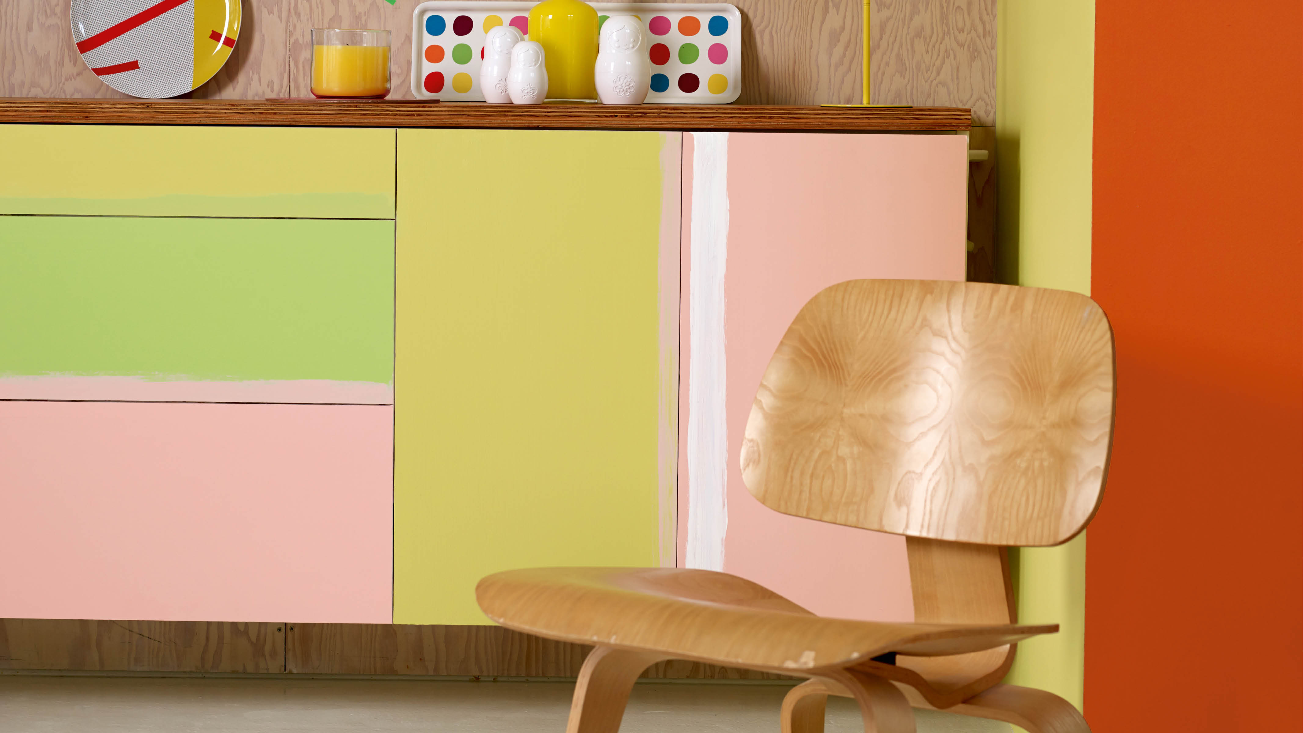 Muebles pintados Una mano fresca de pintura con un tono alegre, como rosado o verde lima, le darán a un viejo mueble un aliento de vida.