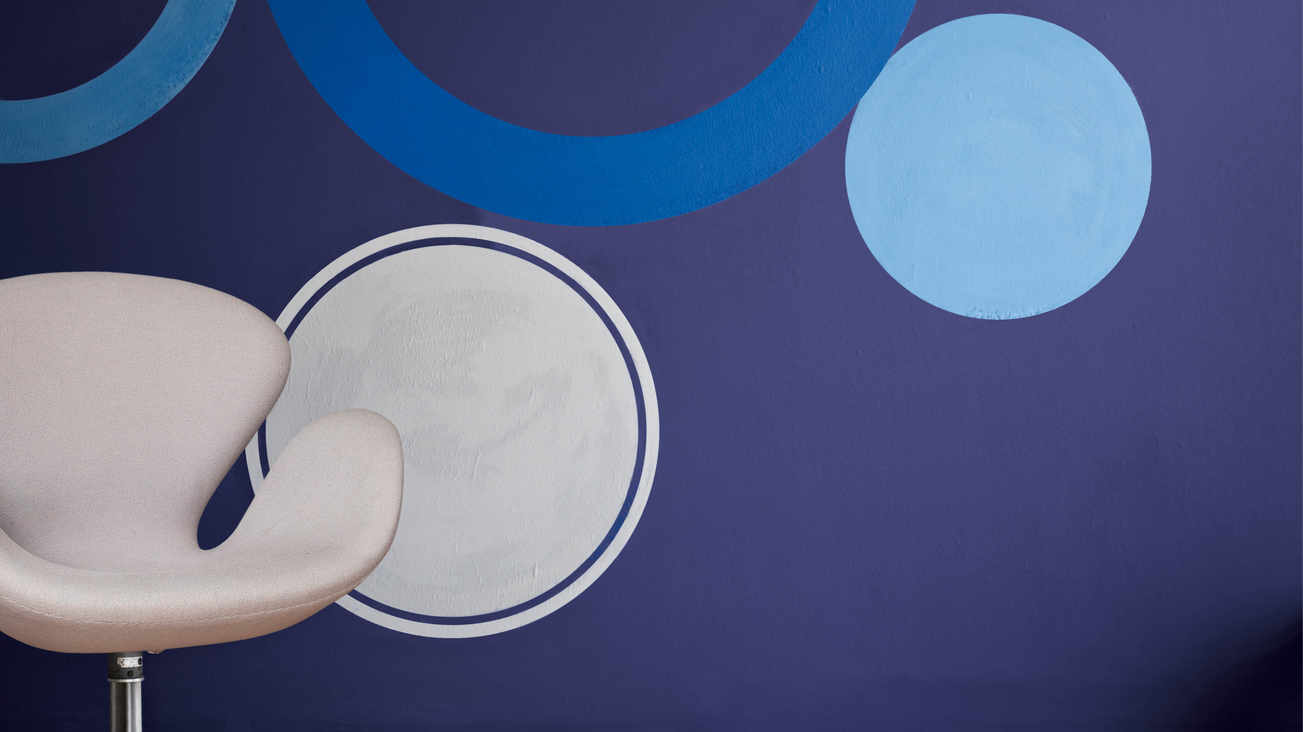 Pared destacada azul Los azules eléctricos crean fantásticas paredes destacadas, sobre todo si se combinan con naranja chispeante o con un sencillo blanco brillante.