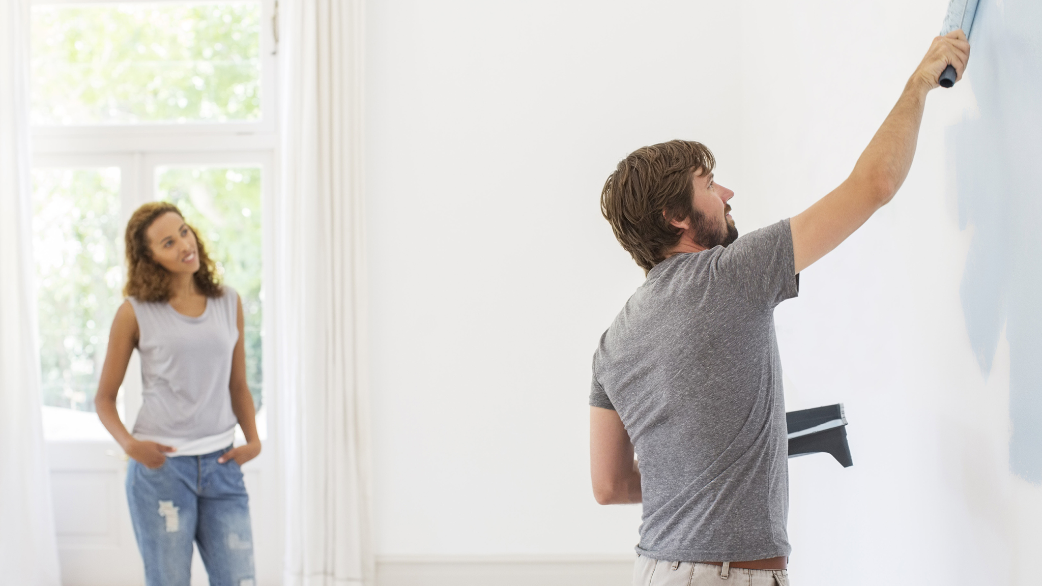 Pedile a un amigo que te recomiende un pintor Si te encanta cómo pintaron la casa de un amigo, pedile los datos de contacto de su pintor. Independientemente de cómo encuentres el pintor, asegurate de ver otros trabajos suyos antes de contratarlo.