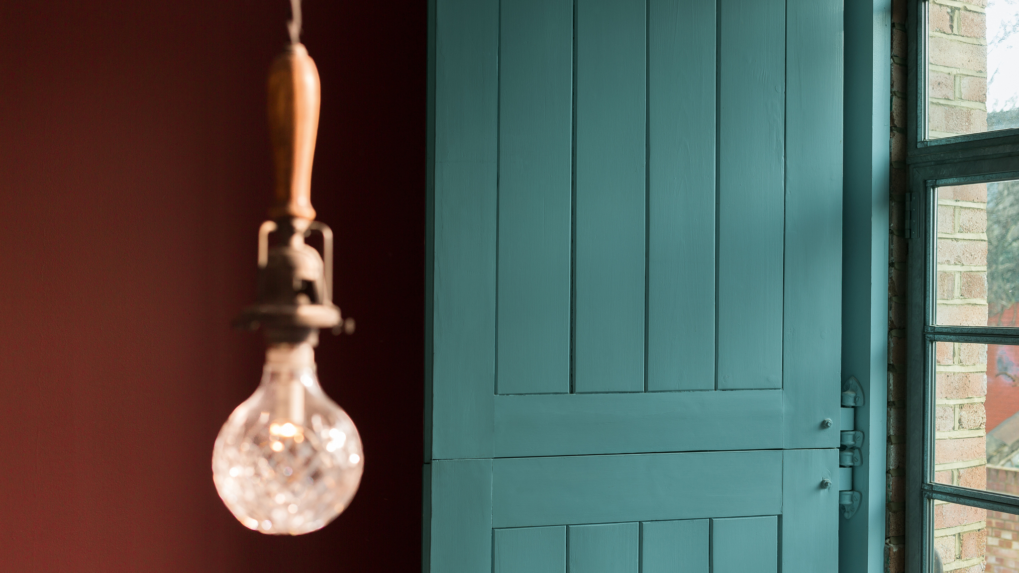 Pone a prueba la atemporalidad del verde azulado El verde azulado, con tintes azules y verdes, es un color que irradia mucha tranquilidad y que se puede usar prácticamente en toda la casa.