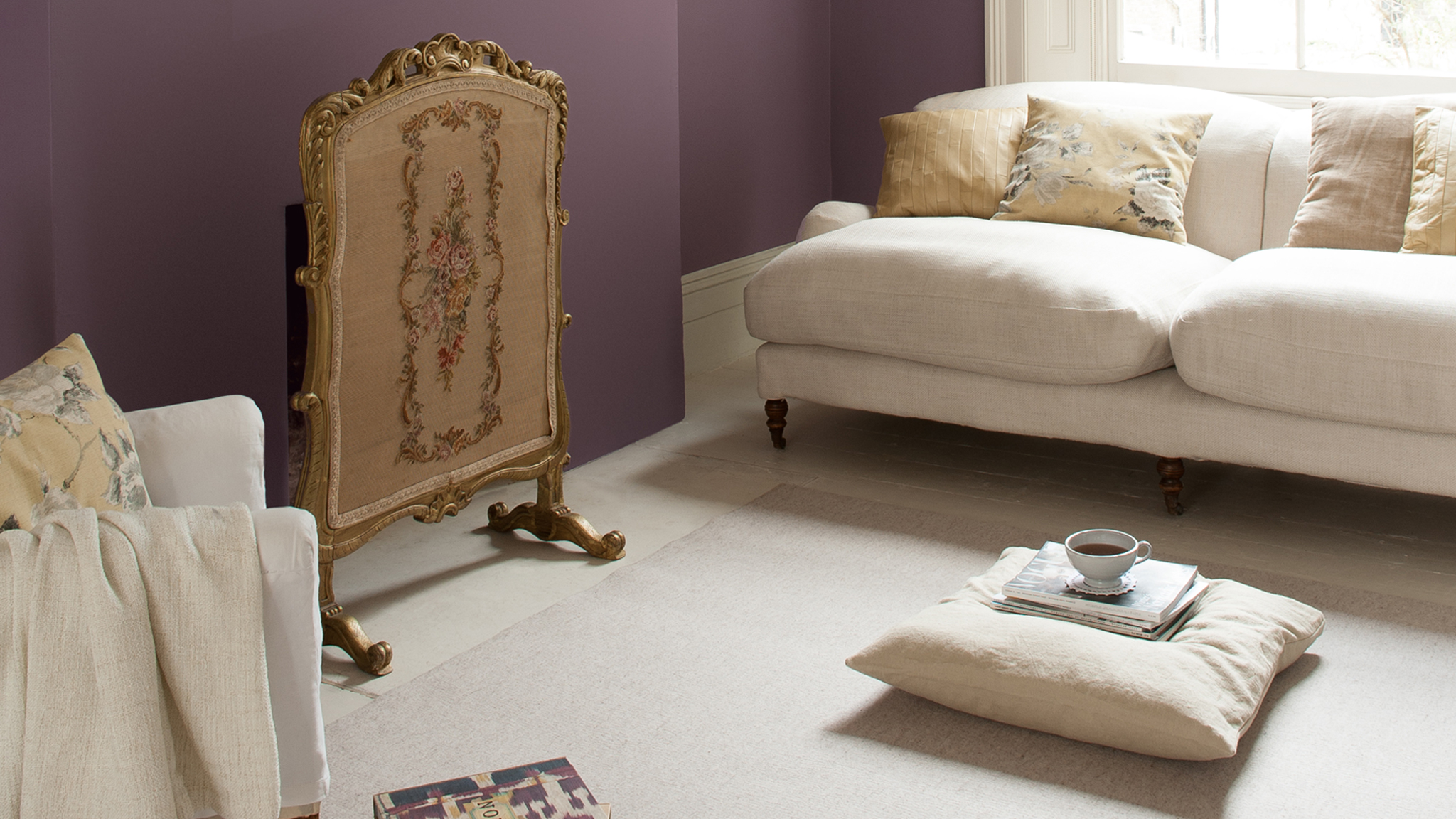Pone pasion con un morado intenso Una pared amatista añade pasión a tu diseño al instante y funciona muy bien en espacios grandes, como el living