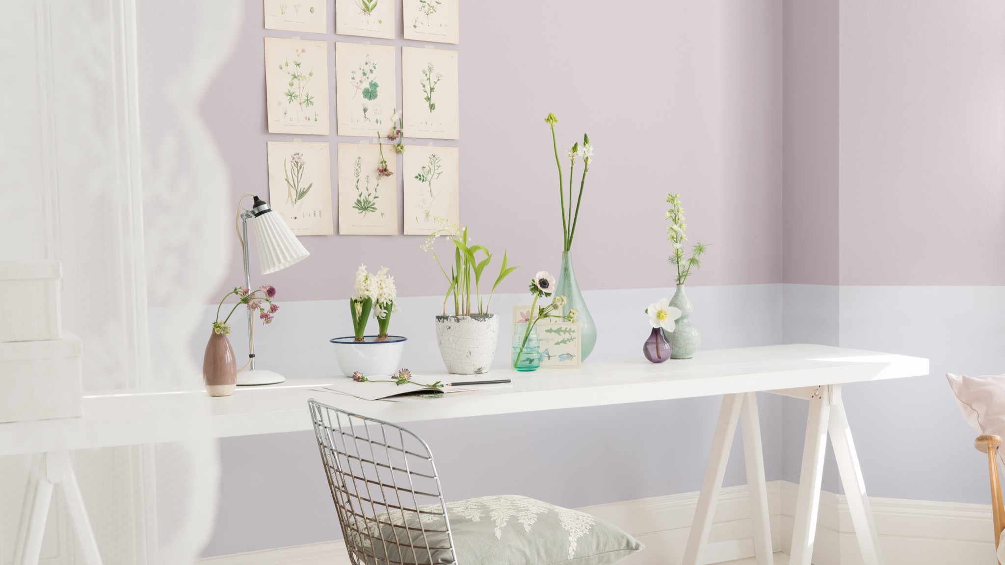 Proba tonos de color que contrasten Pintá los dinteles, los zócalos y cualquier otra moldura de colores claros y reflectivos; mejor en un tono que contraste ligeramente con el color de las paredes.