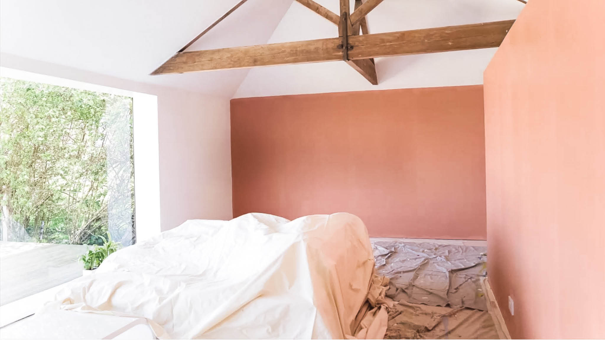 Protegé los muebles de la pintura Si no tenés espacio para retirar todos los muebles de la habitación, cubrilos con telas o sábanas de plástico.
