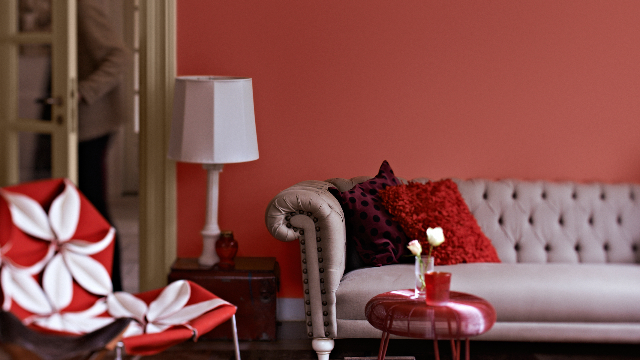 Un living rojo El marrón rojizo, intenso y cálido, transformará tu living en un espacio de entretenimiento acogedor que te encantará lucir ante tus invitados.