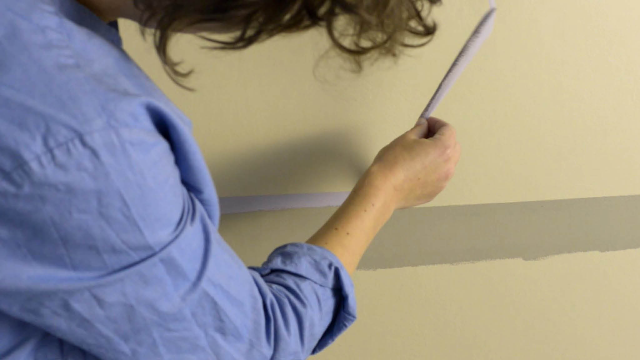 Retirá la cinta protectora antes de pintar Cuando la pintura esté casi seca, retirá con cuidado la cinta de enmascarar.