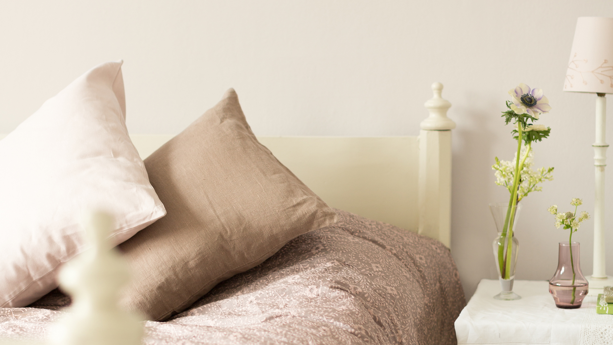 Rodeate de lujo con neutros calidos Combinar un gris amarronado cálido con un tono luminoso de blanco es una forma infalible de lograr un look elegante en tu nuevo hogar