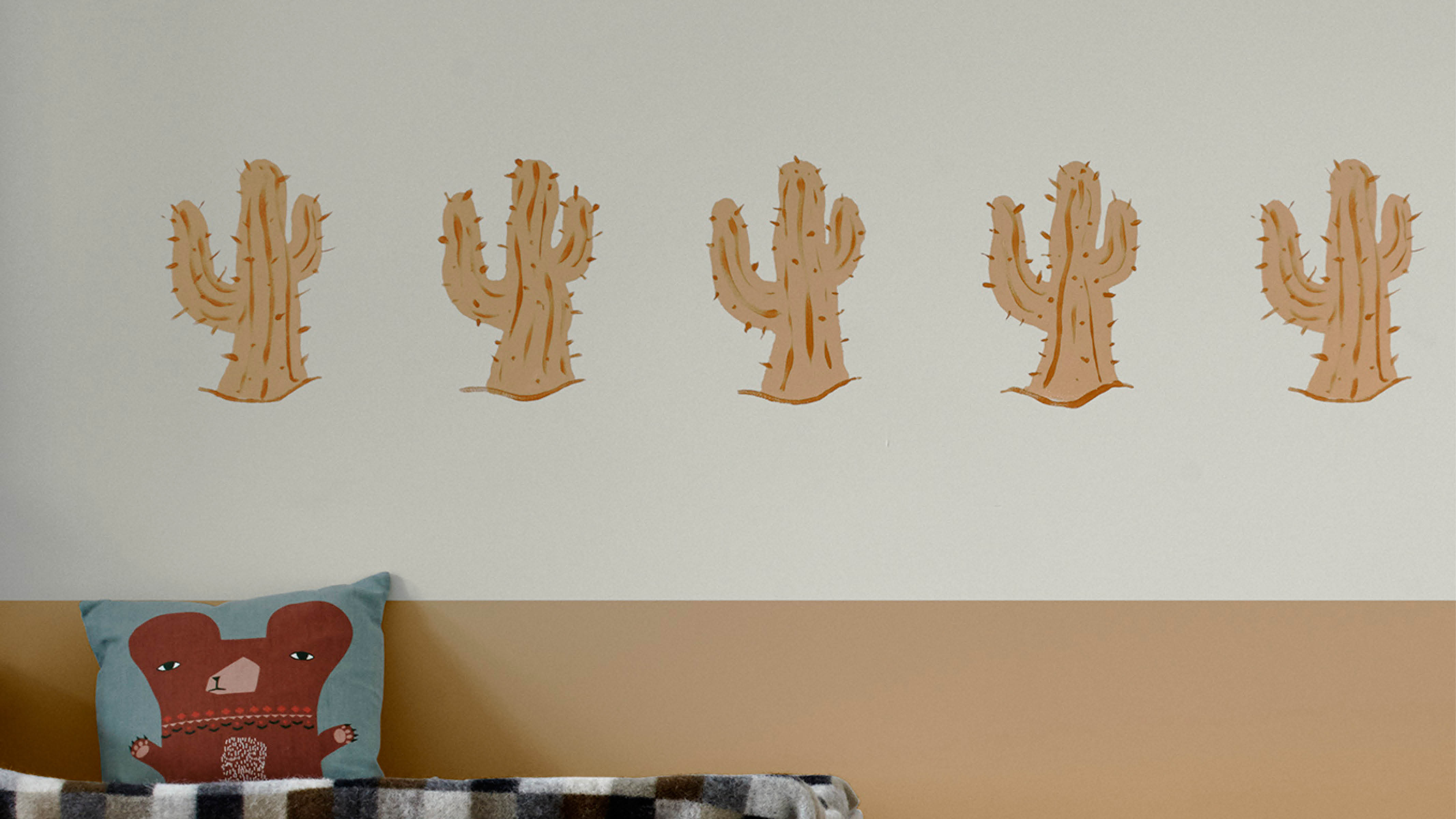 Stencil de cactus para la habitación del bebé Para el lejano oeste, pensá en enormes cactus, caballos salvajes, plumas, arcos y flechas, pero podés dar rienda suelta a tu imaginación.