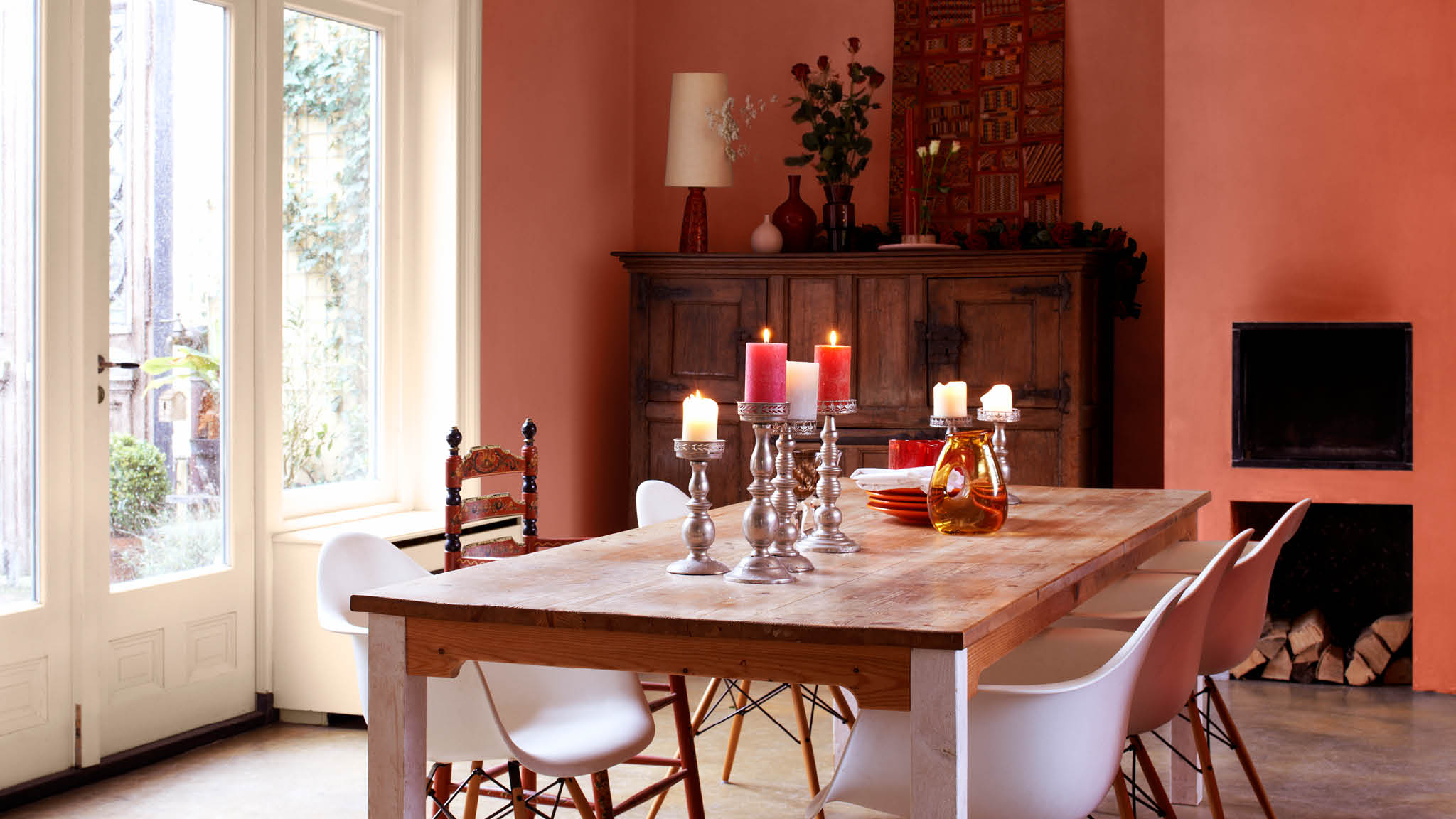 Un hermoso comedor coral El vibrante coral con toques de naranja es una tonalidad estimulante y cordial que dota de energía a tu comedor sin hacerlo agobiante.