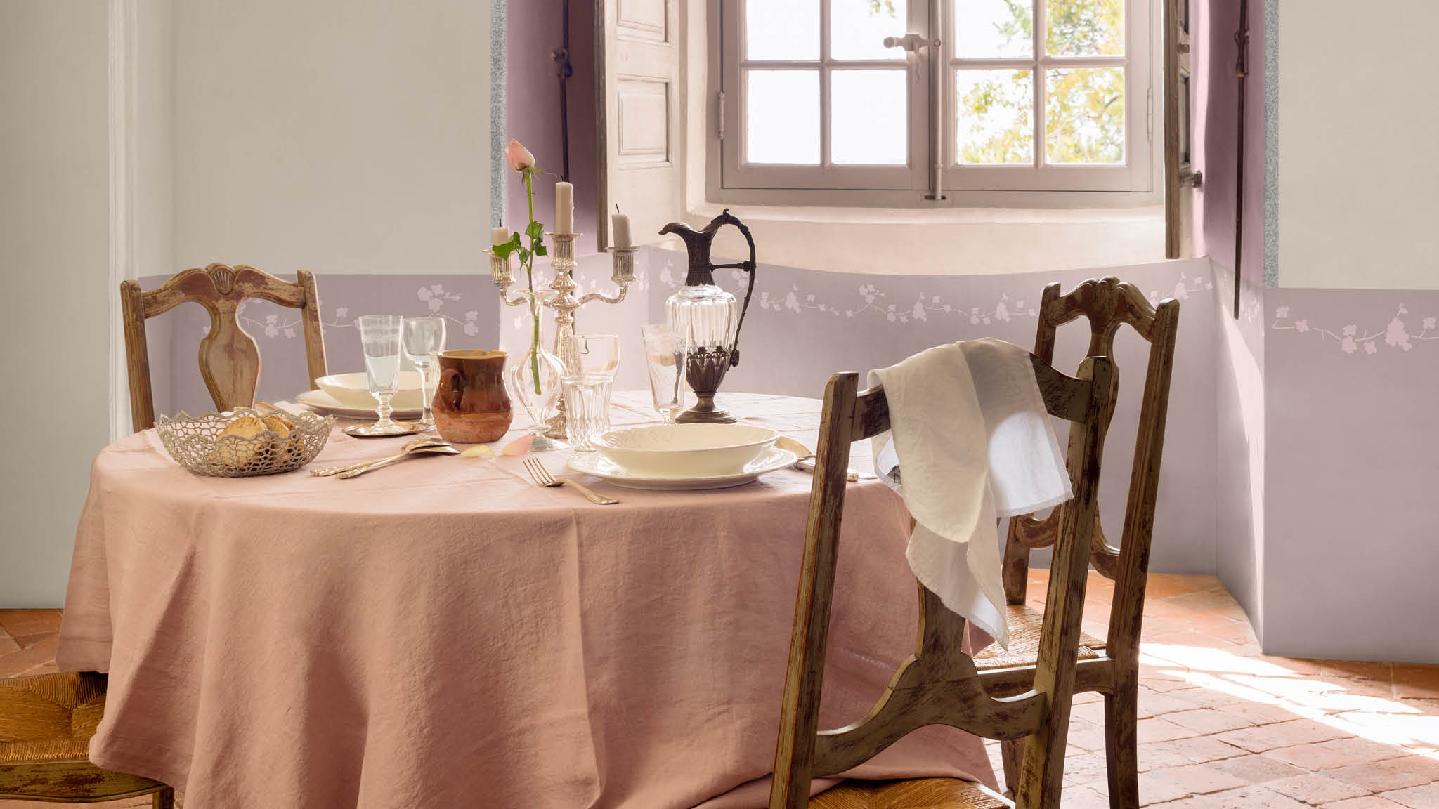 Un hermoso comedor lila y gris Para crear un comedor tradicional que respire belleza, buscá inspiración en el romance de la campiña francesa. Emparejá grises clásicos y nítidos con tonos pastel blanquecinos atenuados, como violeta y lila.