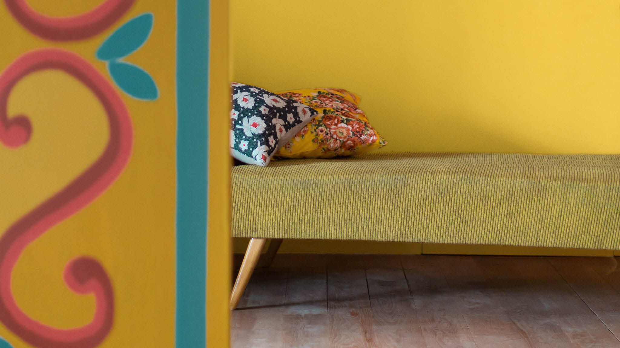Un living con inspiración mexicana Los colores intensos y fuertes, con llamativos estampados aztecas, son perfectos si querés aplicar una decoración de inspiración mexicana en tu hogar.