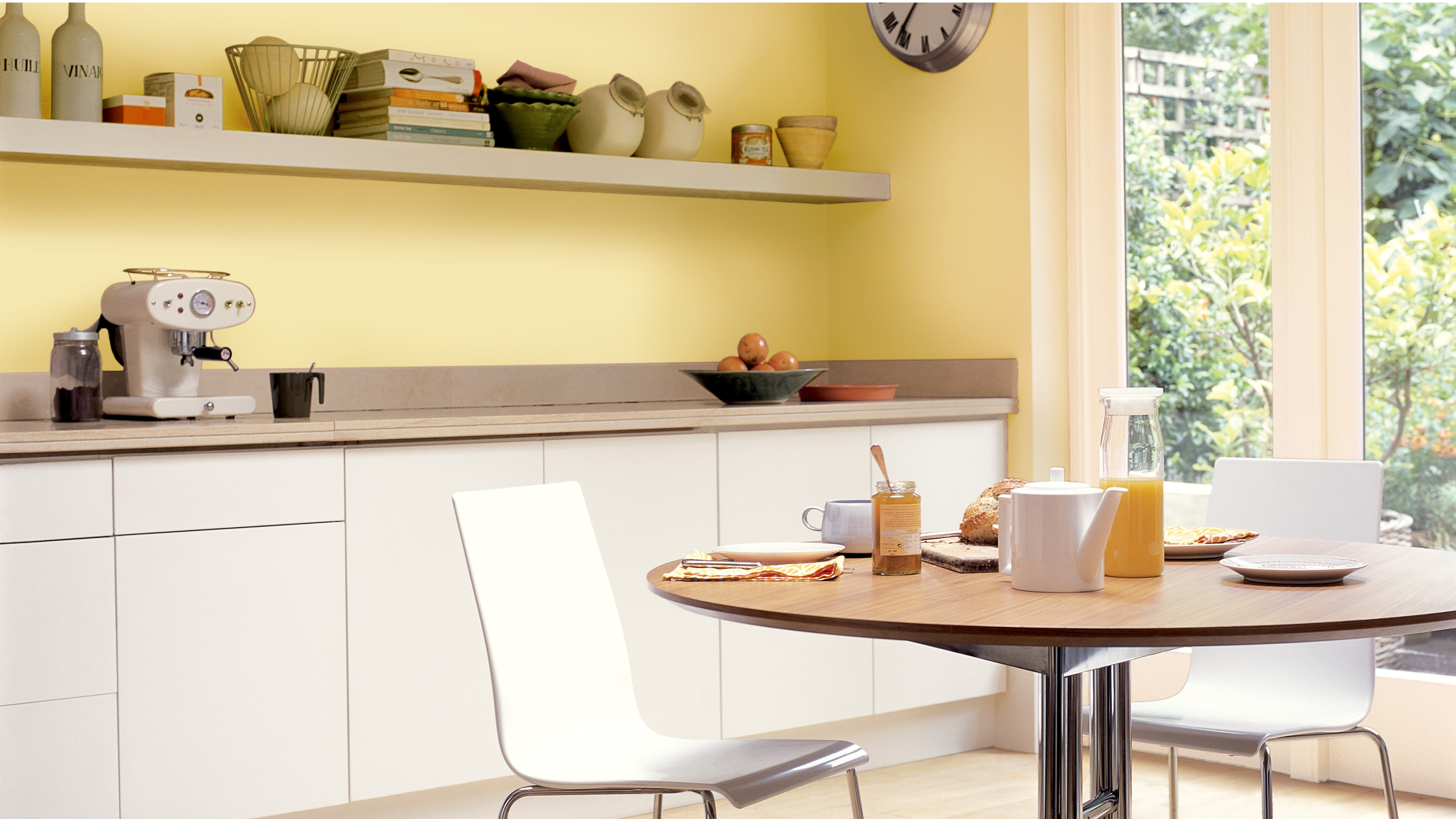 Una cocina amarilla brillante Si tu cocina tiene paredes marrón oscuro, pero lo que querés es una cocina con una atmósfera familiar, deberías cambiar el marrón por un amarillo soleado brillante.