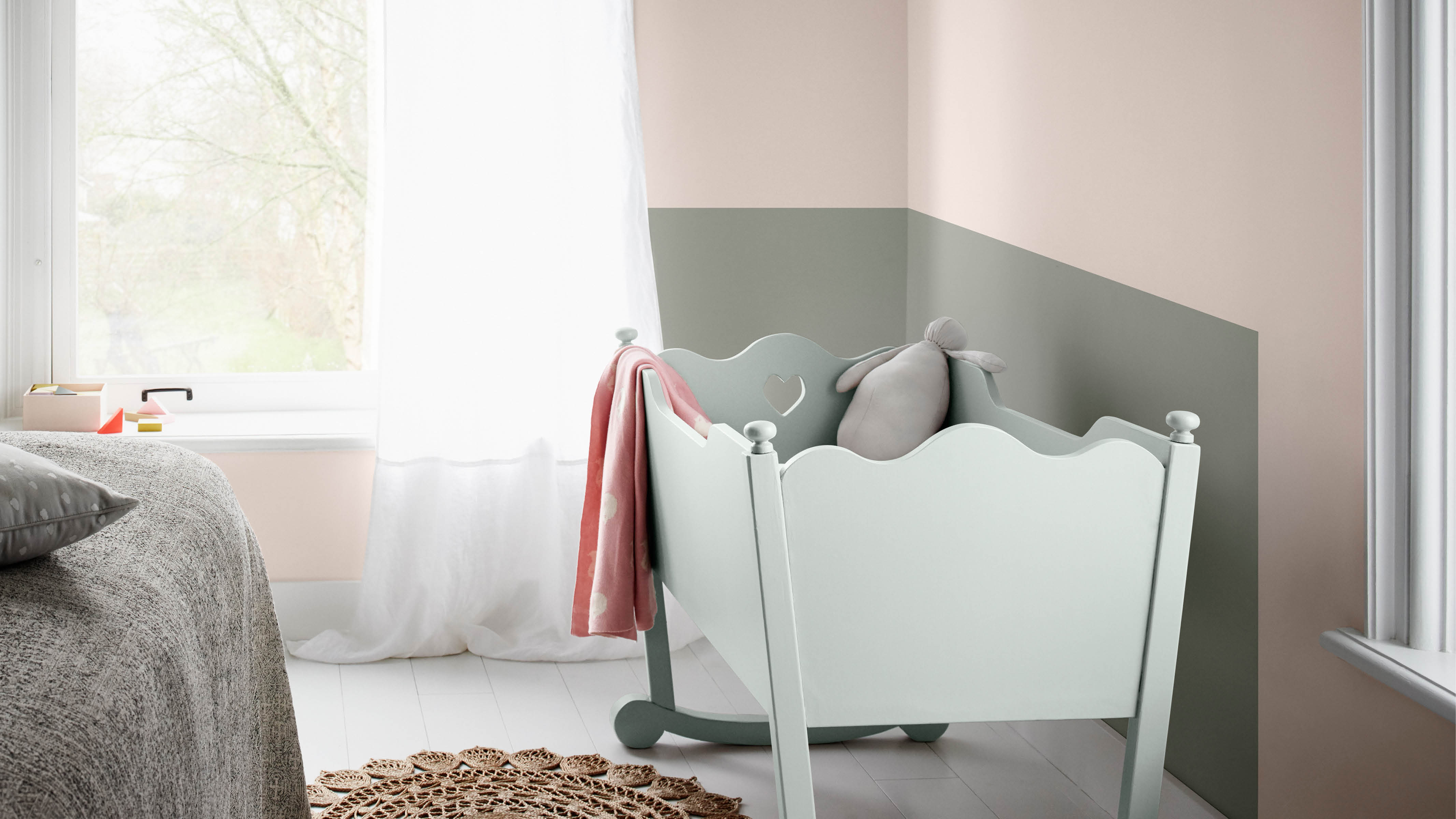 Una esquina acogedora como habitación del bebé Según un estudio de AkzoNobel, más del 17% de los padres primerizos transforman una esquina de su propio dormitorio en una habitación del bebé si no tienen mucho espacio.