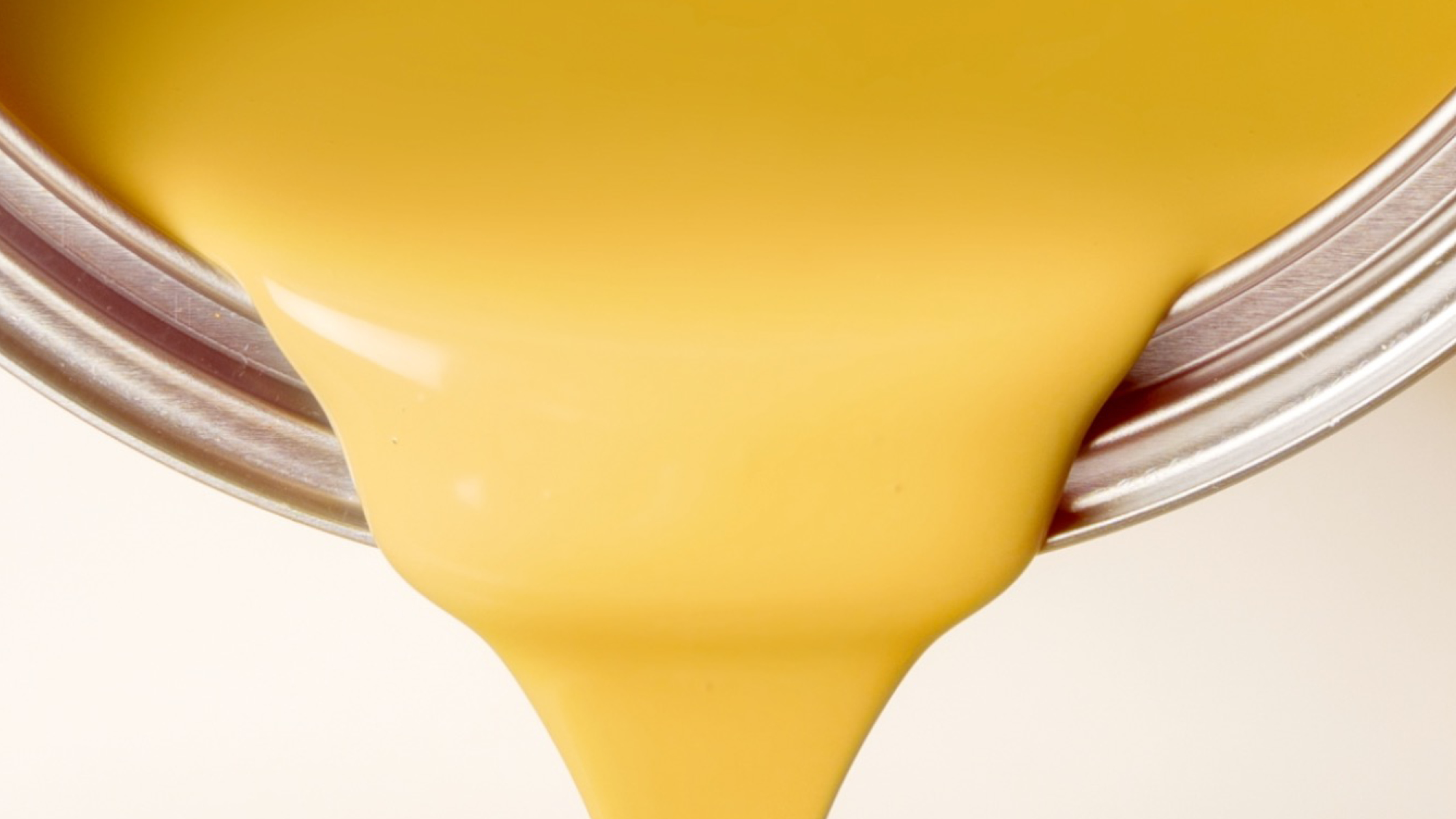 Una pintura resistente resiste los golpes En el caso de paredes susceptibles de recibir golpes y salpicaduras, es importante priorizar una pintura resistente sobre la profundidad de color. Elegí una pintura lavable, resistente a productos grasos para garantizar que el color elegido dure lo máximo posible.