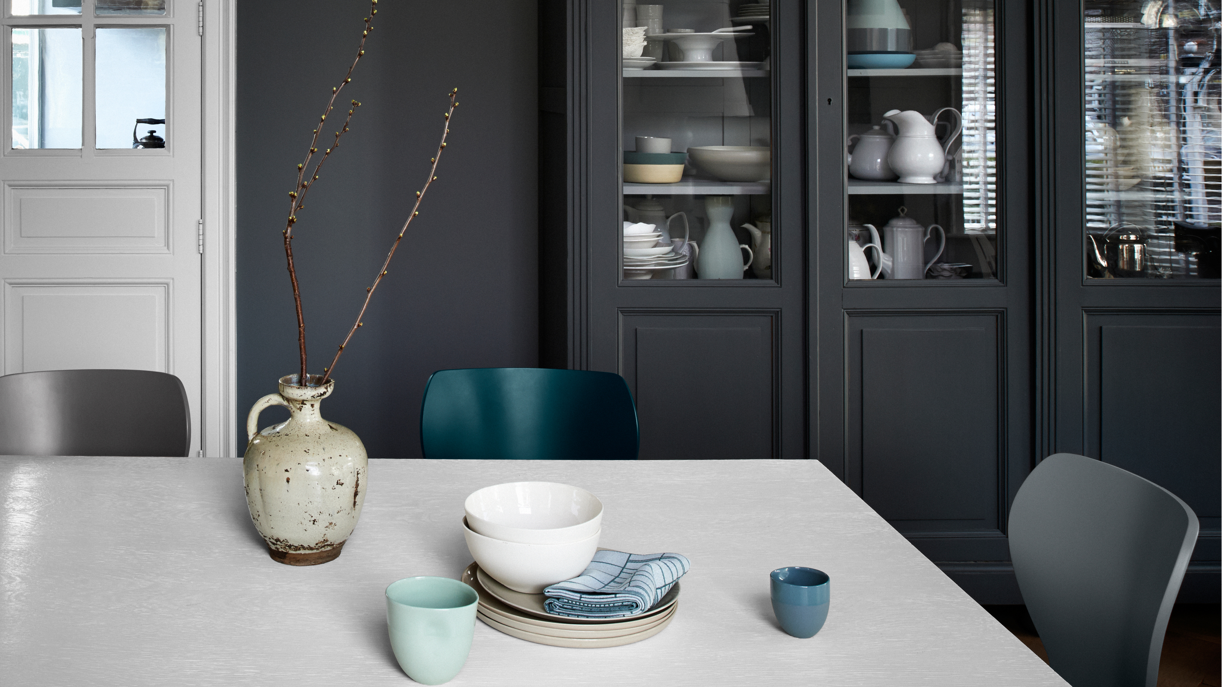Usá colores oscuros para crear una cocina acogedora Los colores oscuros tienen fama de prohibitivos, pero pueden ser increíblemente acogedores.