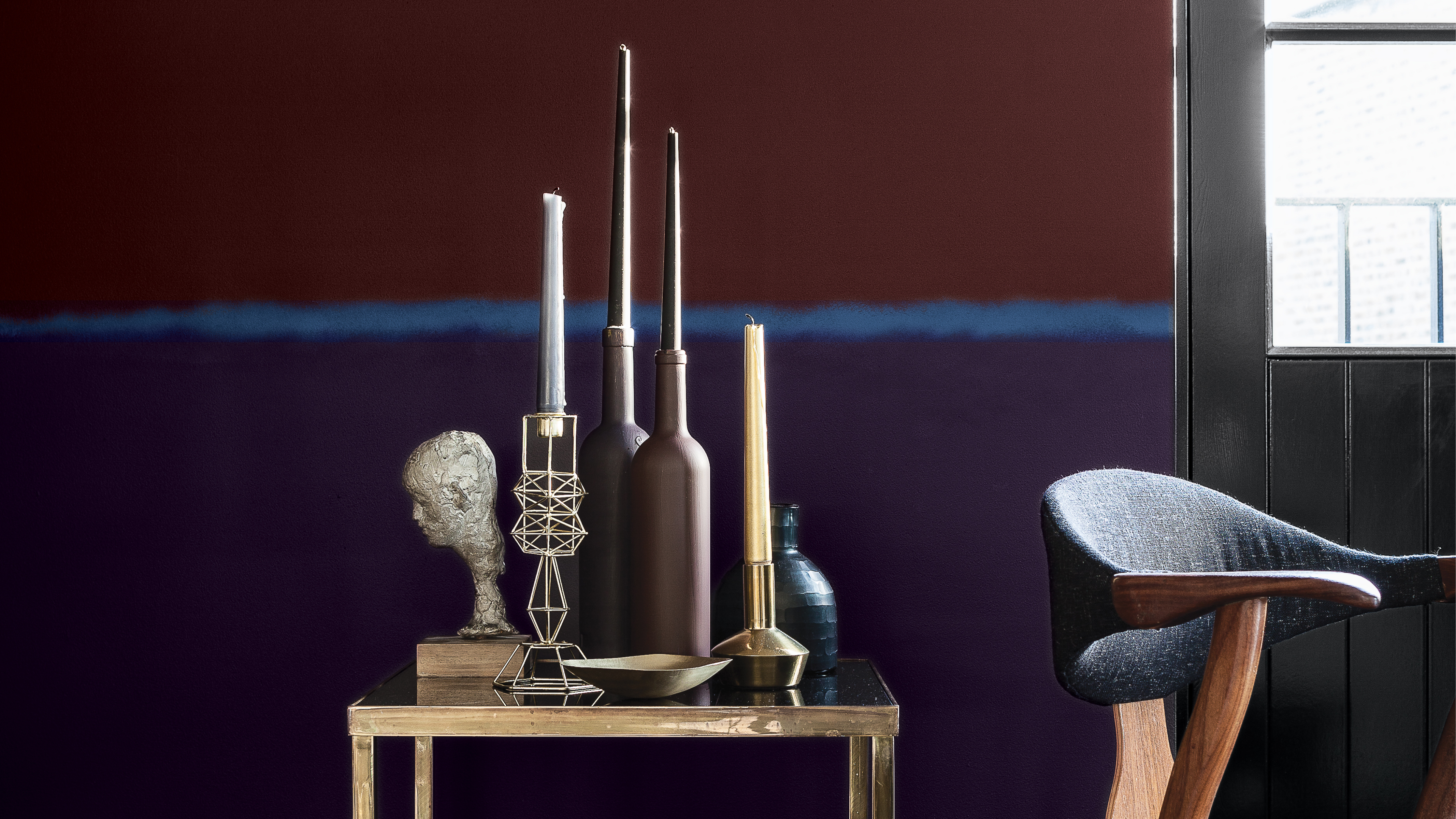 Usá tonalidades oscuras para que tu esquema sea más glamoroso ¿Quién quiere ser como los demás? Pintá con colores oscuros y tu hogar, además de vos, respirará al instante un aire de glamour y misterio.