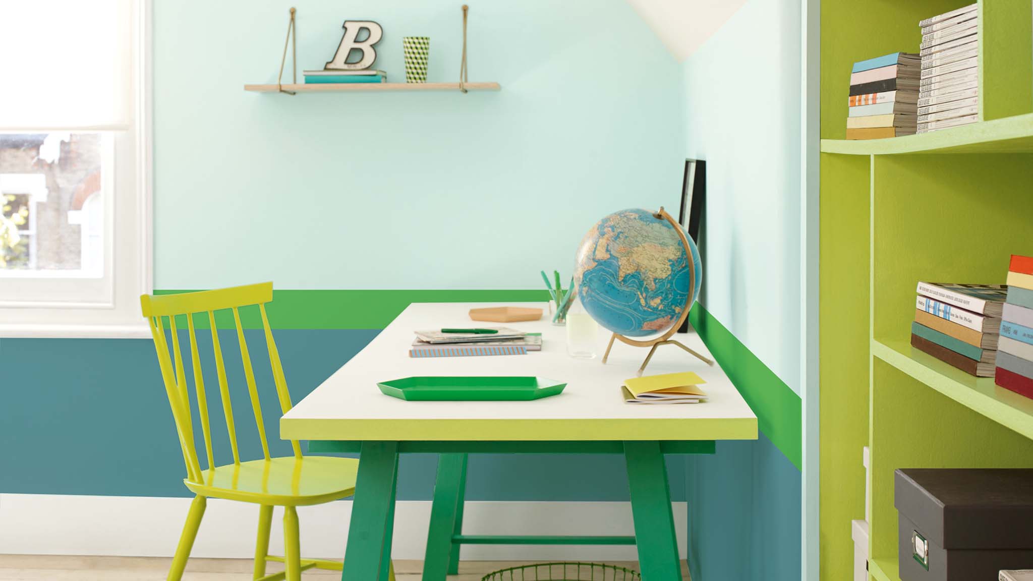 Sala de estudio con franjas verdes para niños Creá un área de estudio con franjas verdes en el dormitorio de tu hijo