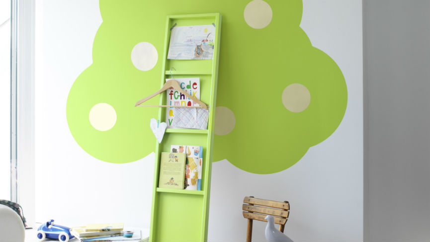 Un árbol verde usando círculos Usá círculos para crear un árbol en la pared del dormitorio de tu hijo
