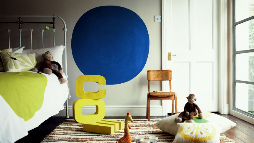 Un círculo azul en la pared del dormitorio Dale personalidad al dormitorio de tu hijo dibujando un círculo