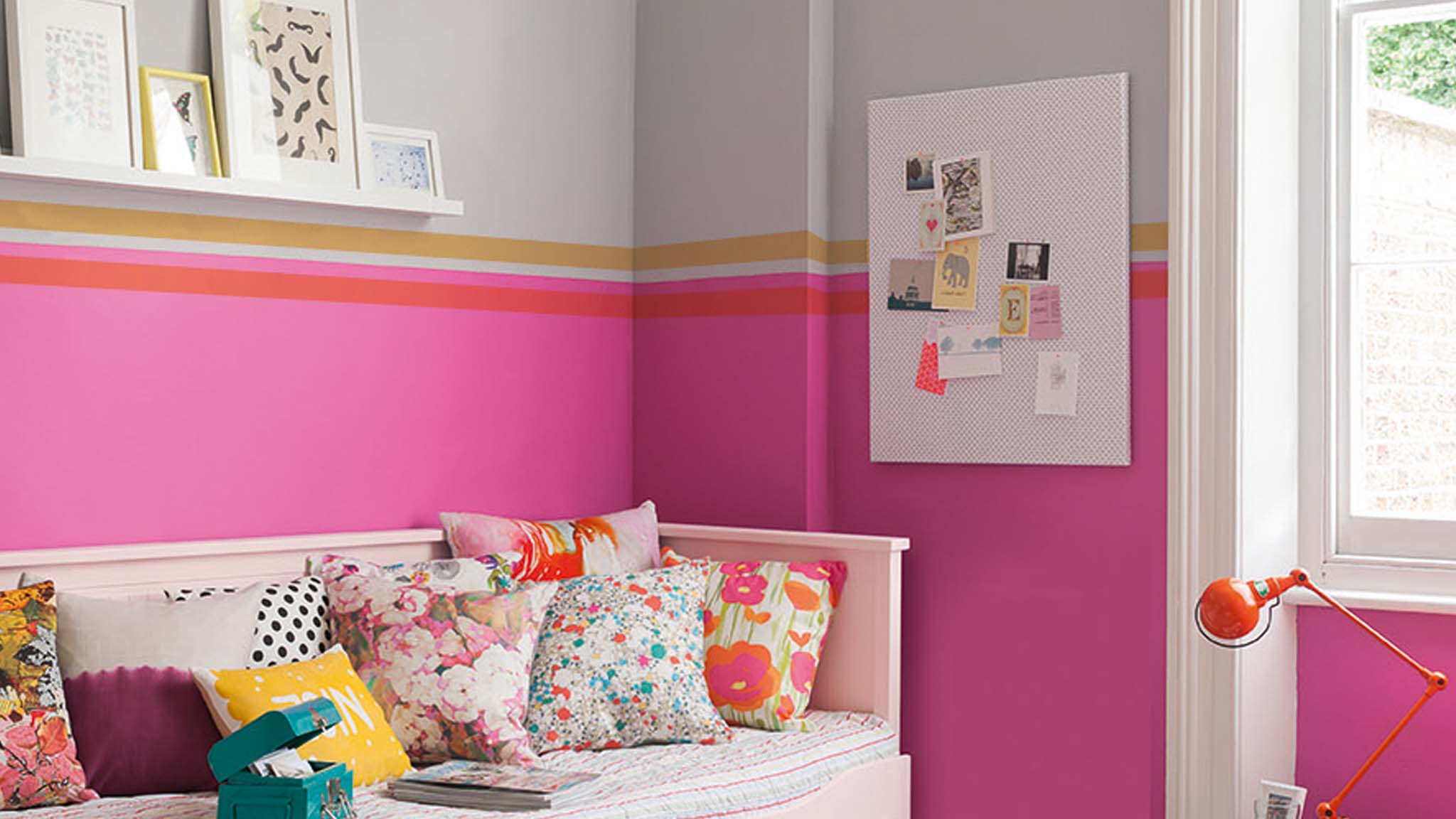 Franjas en la esquina del dormitorio Pintá una franja en la esquina del dormitorio de tu hijo para crear un rincón de lectura