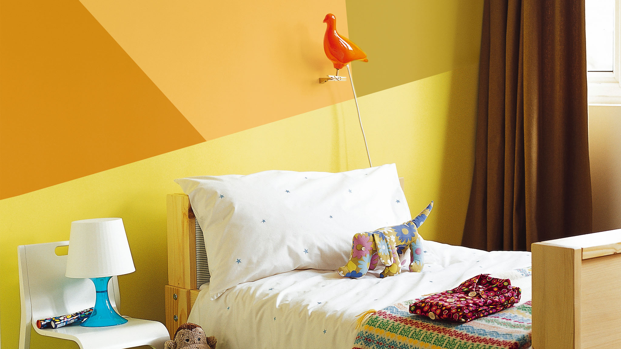 Coloridas formas geométricas para las paredes Pintá las paredes del dormitorio de tu hijo con coloridas formas geométricas.