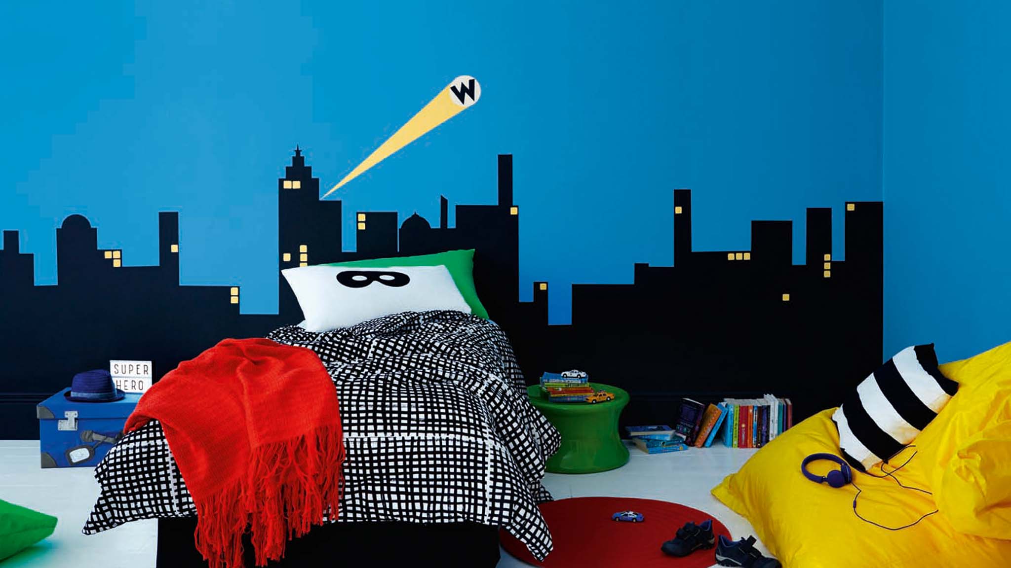 74 Habitación de niños con temática de superhéroes Crear una temática de superhéroes es una forma divertida y fácil de decorar el dormitorio de tu hijo