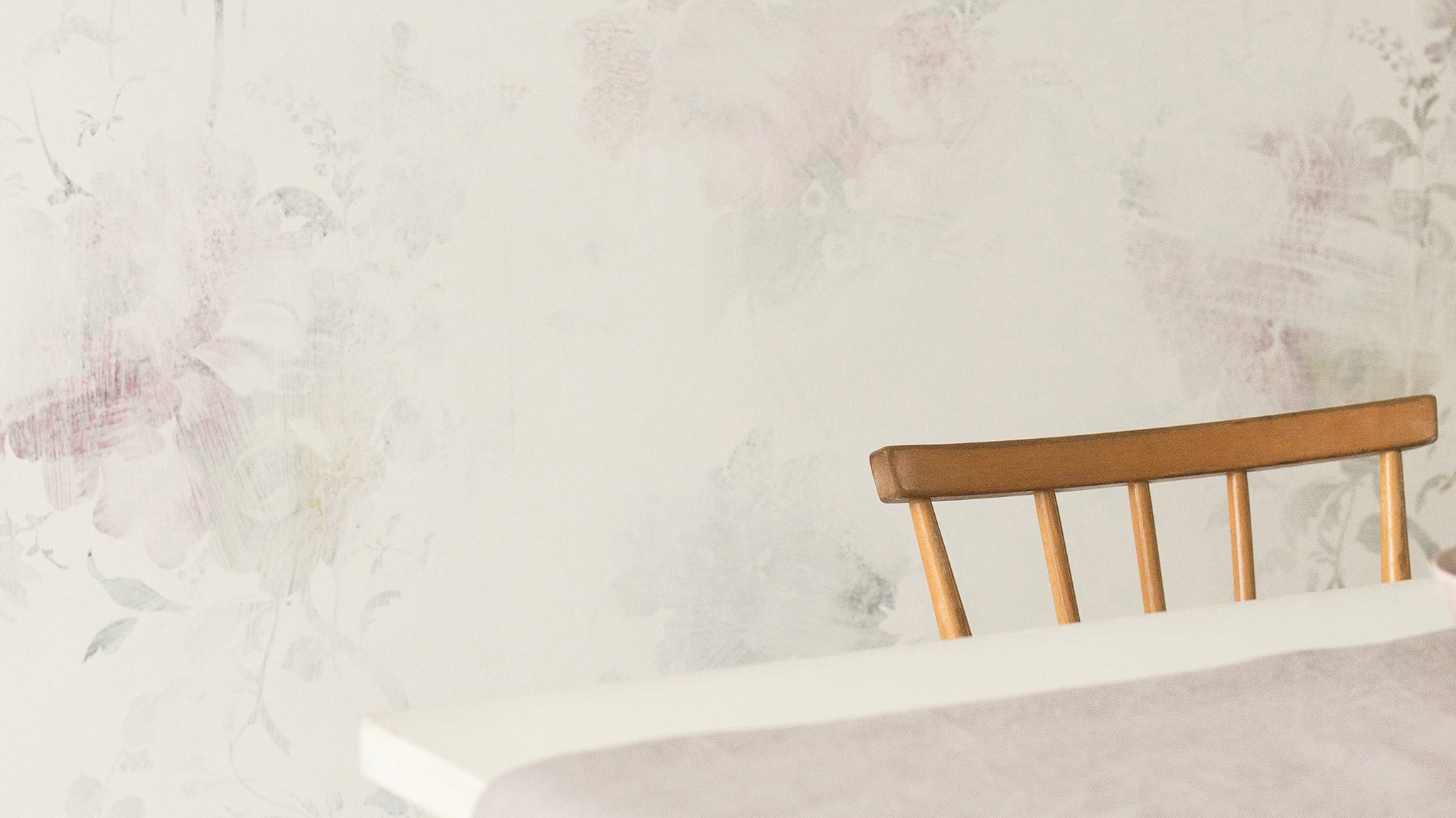 Creá un efecto de pintura floral Para lograr una pared de tendencia que emane elegancia y romance, las flores delicadas son las elección perfecta