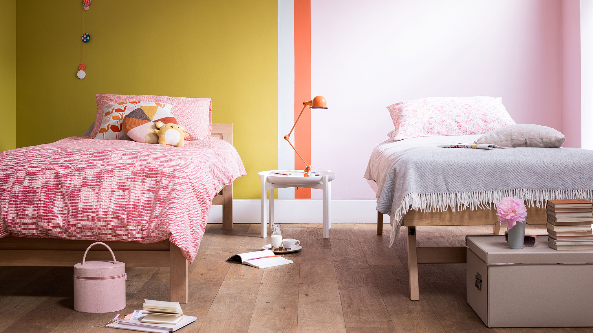 Crea un dormitorio de nenas compartido con estilo ¿Vas a decorar un dormitorio que van a compartir dos nenas? Satisfacé los diferentes gustos en un espacio compartido al usar el color de forma inteligente.