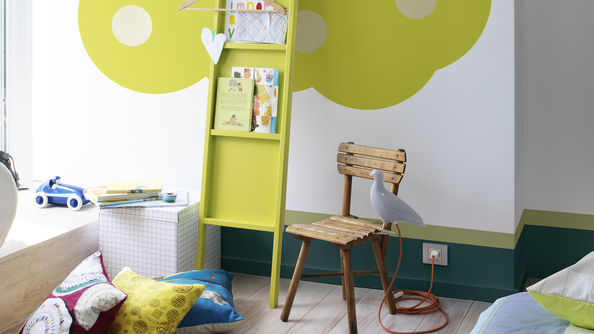 decorardormitoriodeloschicos_Inca Un árbol verde brillante pintado en el dormitorio de los chicos