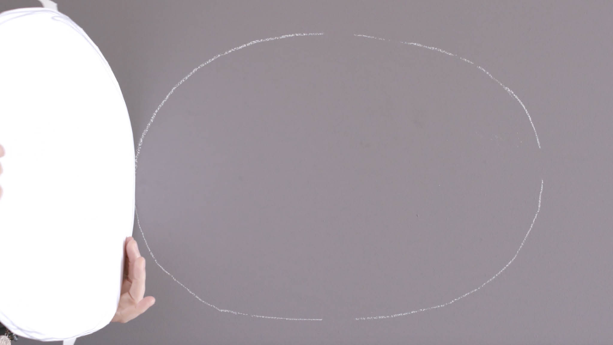 Pintar con tiza el óvalo en la pared Usá tiza para dibujar el contorno de la forma ovalada