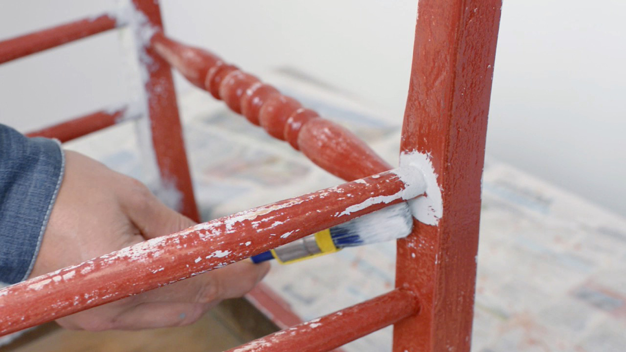 Pintar superficies irregulares Los pinceles sintéticos son mejores para las superficies irregulares, ya que crean trazos suaves y cubren bien el contorno de las superficies.