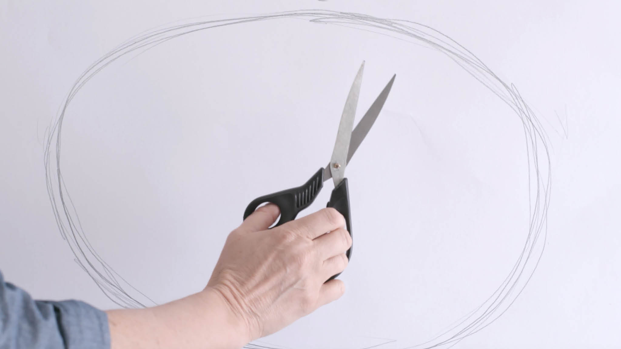 Recortar el óvalo Dibujá la forma ovalada en papel y recortala