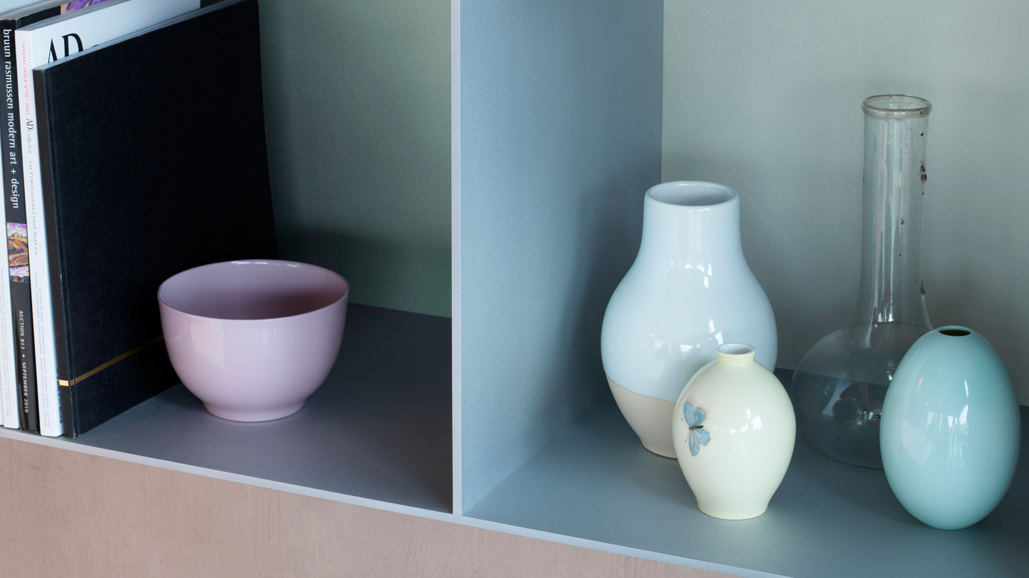 Shelves with bright accessories Agregá una explosión de luminosidad a tu vida diaria con estantes coloridos.
