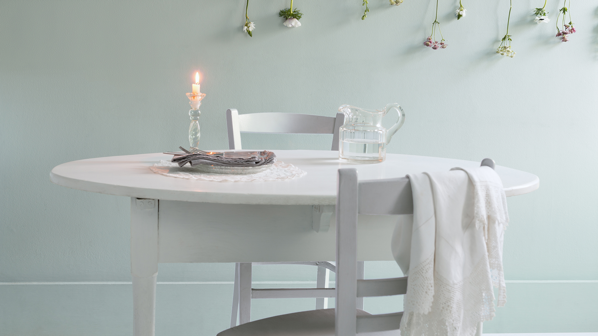 Un comedor relajante en verde Los colores más fríos hacen retroceder las paredes para que la habitación parezca más grande y con más luz. Si querés conseguir un efecto muy luminoso, elegí tonos pálidos de gris, azul y verde.